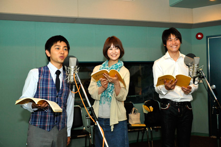 昼のワイドショーのシーンを熱演する森圭介・夏目三久・上重聡の各アナ（写真左から）。